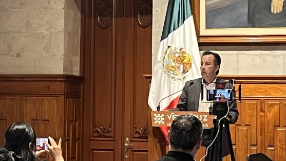 No me he corrompido, no me he enriquecido como lo hicieran mis antecesores, no me presto a cochupos o moches y no tenemos pactos con la delincuencia, afirmó el gobernador Cuitláhuac García al dar a conocer las sanciones a elementos policiales que cometieron delitos y han sido de conocimiento público está semana.