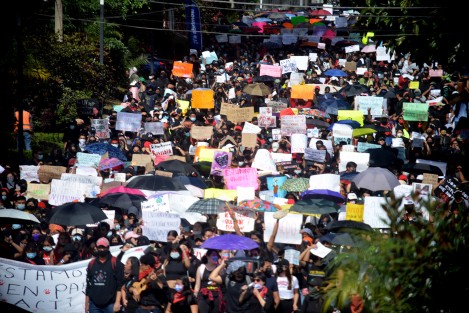 Estudiantes de Área de Humanidades y otras Facultades de la Universidad Veracruzana marcharon desde la Unidad Académica de Humanidades hasta Rectoría para exigir  a las autoridades académicas no encubrir acosadores sexuales; y exigieron sean investigados cada uno de los casos que han sido denunciados de manera pública en los tendederos. 

