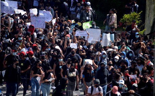 Estudiantes de Área de Humanidades y otras Facultades de la Universidad Veracruzana marcharon desde la Unidad Académica de Humanidades hasta Rectoría para exigir  a las autoridades académicas no encubrir acosadores sexuales; y exigieron sean investigados cada uno de los casos que han sido denunciados de manera pública en los tendederos. 

