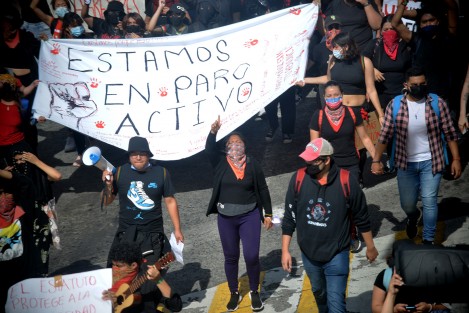 Estudiantes de Área de Humanidades y otras Facultades de la Universidad Veracruzana marcharon desde la Unidad Académica de Humanidades hasta Rectoría para exigir  a las autoridades académicas no encubrir acosadores sexuales; y exigieron sean investigados cada uno de los casos que han sido denunciados de manera pública en los tendederos. 

