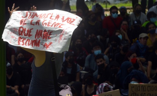 Estudiantes de Área de Humanidades y otras Facultades de la Universidad Veracruzana marcharon desde la Unidad Académica de Humanidades hasta Rectoría para exigir  a las autoridades académicas no encubrir acosadores sexuales; y exigieron sean investigados cada uno de los casos que han sido denunciados de manera pública en los tendederos. 

