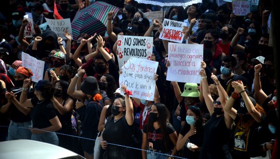 Estudiantes de Área de Humanidades y otras Facultades de la Universidad Veracruzana marcharon desde la Unidad Académica de Humanidades hasta Rectoría para exigir  a las autoridades académicas no encubrir acosadores sexuales; y exigieron sean investigados cada uno de los casos que han sido denunciados de manera pública en los tendederos. 