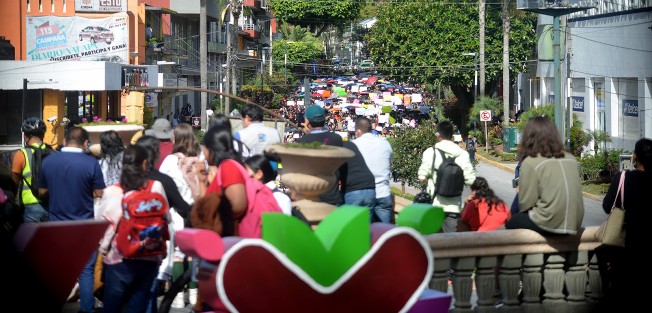 Estudiantes de Área de Humanidades y otras Facultades de la Universidad Veracruzana marcharon desde la Unidad Académica de Humanidades hasta Rectoría para exigir  a las autoridades académicas no encubrir acosadores sexuales; y exigieron sean investigados cada uno de los casos que han sido denunciados de manera pública en los tendederos. 