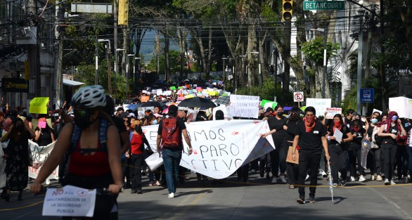 Estudiantes de Área de Humanidades y otras Facultades de la Universidad Veracruzana marcharon desde la Unidad Académica de Humanidades hasta Rectoría para exigir  a las autoridades académicas no encubrir acosadores sexuales; y exigieron sean investigados cada uno de los casos que han sido denunciados de manera pública en los tendederos. 