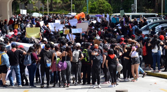 Estudiantes de Área de Humanidades y otras Facultades de la Universidad Veracruzana marcharon desde la Unidad Académica de Humanidades hasta Rectoría para exigir  a las autoridades académicas no encubrir acosadores sexuales; y exigieron sean investigados cada uno de los casos que han sido denunciados de manera pública en los tendederos. 