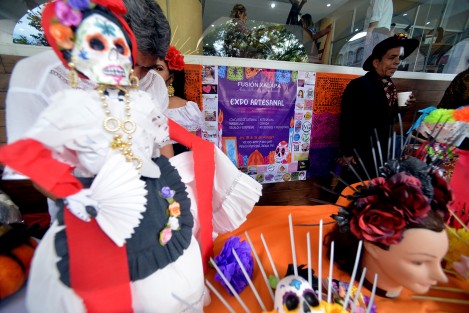  En la Expo Artesanal: Celebremos los recuerdos y los buenos momentos, se podra?n encontrar diversos arti?culos y gastronomi?a alusivos al Di?a de Muertos. 