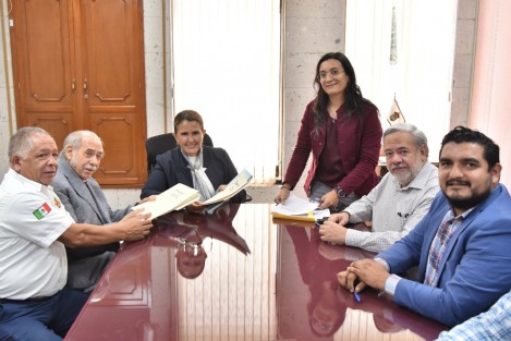 La presidenta de la Mesa Directiva del Congreso del Estado, diputada Cecilia Guevara, se reunió con integrantes del Patronato de Bomberos de Xalapa A. C., para realizar la donación de tres unidades automotrices propiedad de esta Soberanía que se encontraban en desuso, con el fin de que sean utilizadas en las tareas de servicio a la sociedad.