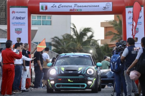  Promoviendo a Veracruz en México y el mundo, la Carrera Panamericana partió de Boca del Río hacia las cumbres de Acultzingo, después de una exitosa etapa de clasificación en Apazapan y Jalcomulco y la salida ceremonial en la Macroplaza del Malecón, para continuar la ruta por ocho entidades hasta la meta en Durango.