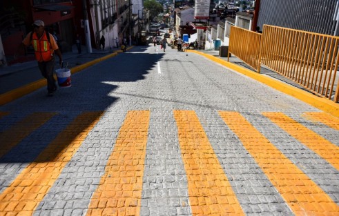 Este sábado se realizaron labores de limpieza, señalética y aplicación de pintura en guarniciones de la calle Francisco Javier Clavijero, previo a la reapertura al tránsito, programada para el lunes.