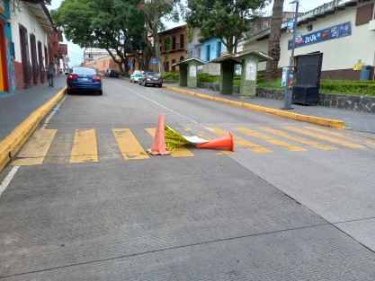 Ante la falta de personal de Tránsito que advierta del cierre, y mantas apenas visibles, varios automovilistas se meten al tramo en reparación de Xalapeños Ilustres, y tienen que buscar cómo darse la vuelta.  