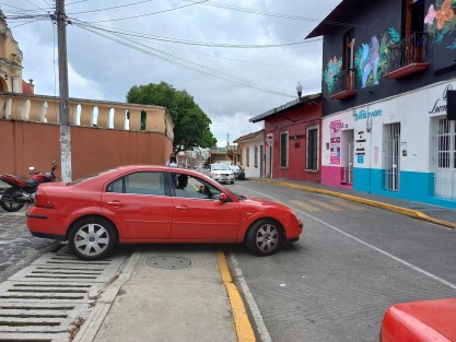 Ante la falta de personal de Tránsito que advierta del cierre, y mantas apenas visibles, varios automovilistas se meten al tramo en reparación de Xalapeños Ilustres, y tienen que buscar cómo darse la vuelta.  