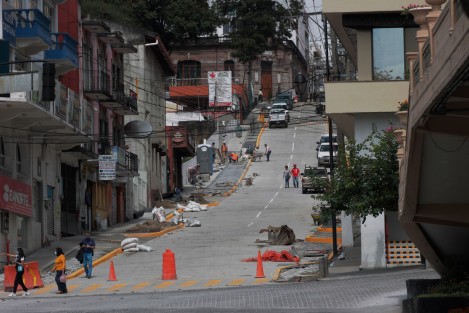 Este domingo se pudo ver a trabajadores dando los penúltimos toques a la repavimentación de la calle Clavijero, misma que se abrirá a la circulación mañana lunes. 