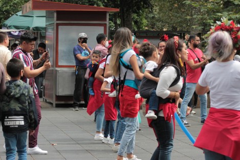 Dentro de las actividades de Domingos Familiares en el parque Juárez, mamás con sus bebés hicieron activación física. La matrogimnasia contribuye al bienestar físico y mental de los niños, a través del contacto entre éste y sus padres.  