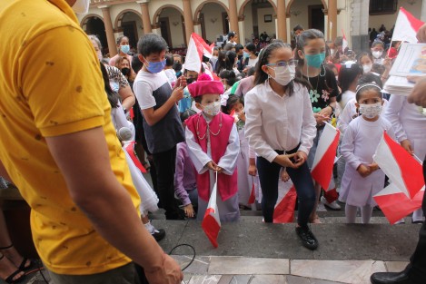 El Arzobispo de Xalapa se congratuló de que sean los niños, quienes den inicio a las festividades de San Rafael, ya que ellos fueron parte importante en la misión evangelizadora del Santo Obispo.   