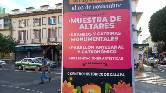 Al parecer la muestra gaStronómica anunciada, será de rica comida cuenqueña,ya que hasta las letras se comieron solas. 