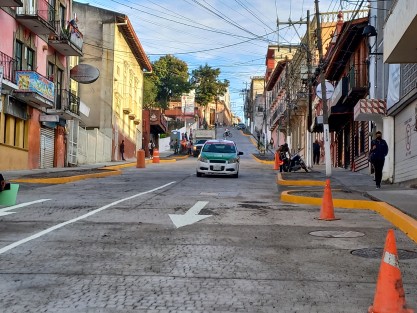 Cual lo anunciado, este lunes se abrió a la circulación vehicular la calle Clavijero, entre Juárez y Enríquez, aunque pocos vehícuos son los que circulan. 