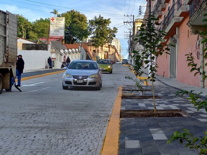 Cual lo anunciado, este lunes se abrió a la circulación vehicular la calle Clavijero, entre Juárez y Enríquez, aunque pocos vehícuos son los que circulan. 
