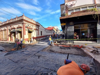 En Xalapeños Ilustres y Nogueira, acelerados los trabajos. Posiblemente hoy mismo se eche el pavimento. 