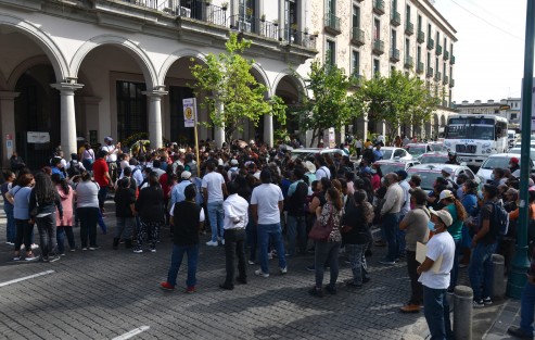 Como cada quincena, Juan Piedra y sus agremiados llegan a palacio municipal de Xalapa a realizar su manifestación para pedír lo que sea para el supuesto beneficio de algunos colonos.