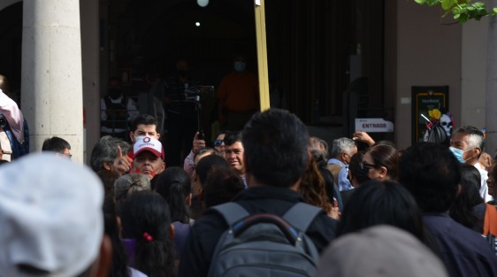 Como cada quincena, Juan Piedra y sus agremiados llegan a palacio municipal de Xalapa a realizar su manifestación para pedír lo que sea para el supuesto beneficio de algunos colonos.