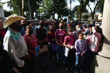 Como cada quincena, Juan Piedra y sus agremiados llegan a palacio municipal de Xalapa a realizar su manifestación para pedír lo que sea para el supuesto beneficio de algunos colonos.
