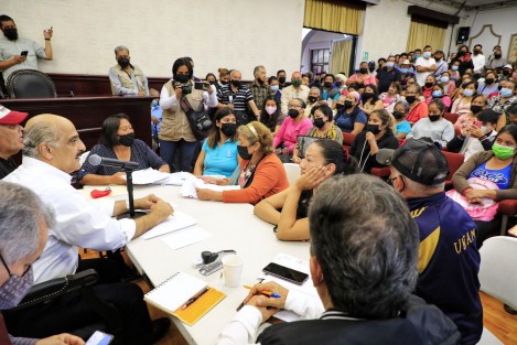 Para atender a la ciudadanía por igual, funcionariado encabezado por el presidente municipal Ricardo Ahued Bardahuil realizó una jornada de audiencias ciudadanas a puertas abiertas en la Sala de Cabildo.Destacó que este es el formato de atención que las personas merecen para ser escuchadas de manera plural y directa.