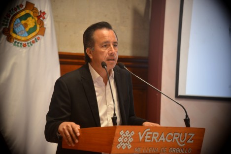 El gobernador Cuitláhuac García confirmó que los tres policías estatales detenidos por presunto robo de mercancía en Puebla, fueron liberados, luego de que la Delegación de la Fiscalía General de la República en esa entidad no encontrara elementos suficientes para vincularlos a proceso.