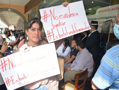 Integrantes de la colectiva Sobrevivientes de Feminicidio dieron conferencia de prensa y posteriormente se manifestaron en la Fiscalía Especializada en Violencia contra las Mujeres, en la ciudad de Xalapa.