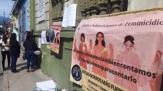 Integrantes de la colectiva Sobrevivientes de Feminicidio dieron conferencia de prensa y posteriormente se manifestaron en la Fiscalía Especializada en Violencia contra las Mujeres, en la ciudad de Xalapa.