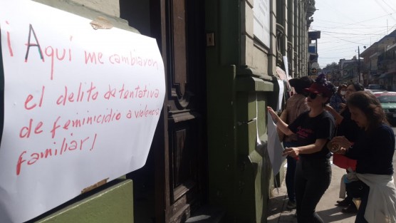 Integrantes de la colectiva Sobrevivientes de Feminicidio dieron conferencia de prensa y posteriormente se manifestaron en la Fiscalía Especializada en Violencia contra las Mujeres, en la ciudad de Xalapa.