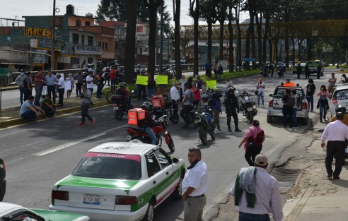 Alrededor de las nueve de la mañana, los  vecinos de la colonia Insurgentes, exigían la pavimentación de la calle Pípila  y obstruyeron la vía de comunicación a la altura de la colonia 21 de Marzo, causando caos vial  y afectando a decenas de personas. 
