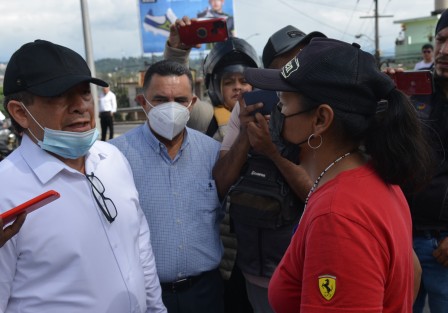 Más tarde trasladaron el bloqueo a la altura de la Secretaría de Finanzas, y representantes de las autoridades acudieron a dialogar con los inconformes. 