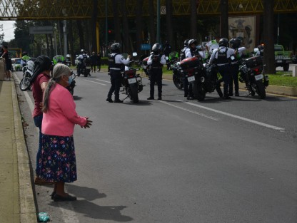 al lugar acudieron elementos de la SSP para desalojar a los manifestantes. Durante el operativo fueron detenidos Arely N y Fidencio N, personas que serán puestas a disposición de la Fiscalía General del Estado por obstrucción de las vías de comunicación.