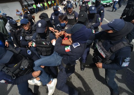 al lugar acudieron elementos de la SSP para desalojar a los manifestantes. Durante el operativo fueron detenidos Arely N y Fidencio N, personas que serán puestas a disposición de la Fiscalía General del Estado por obstrucción de las vías de comunicación.