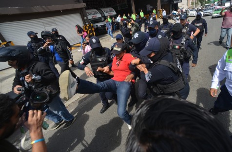 Se informa que durante la detención, Arely N forcejeó y mordió a una oficial, además de patear la cámara de un reportero gráfico que cubría la manifestación. 