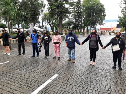 Integrantes de la Asociación Tribu Civil, Renovación Veracruzana, cerraron el paso de la calle Enríquez, frente a Palacio Municipal, exigen la liberación de su directora Areli Hérnandez Alvarado, quien fue detenida y desconocen su paradero. A las 17:52 horas fue reabierta la circulación.