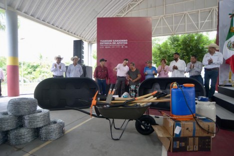 Mediante una inversión de 4.5 millones de pesos, el gobernador Cuitláhuac García Jiménez llevó apoyos a 670 ganaderos de 93 localidades de Tierra Blanca, que hacen más eficientes y rentables las unidades de producción pecuaria y mantienen a Veracruz con el hato más grande del país al registrar seis millones 100 mil cabezas. 