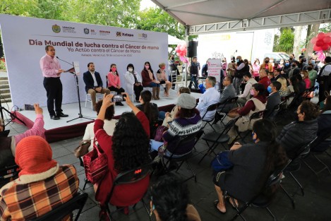 Al evento asistió el Director Administrativo de Servicios de Salud de Veracruz, Lic. Jorge Eduardo Sisniega Fernández, quien tras el mensaje alusivo a esta importante fecha y escuchar el testimonio de una paciente sobreviviente de Cáncer de Mama, perteneciente al Grupo Reto, junto con autoridades municipales participó en el corte del listón inaugural de la Jornada de Mastografía. 

