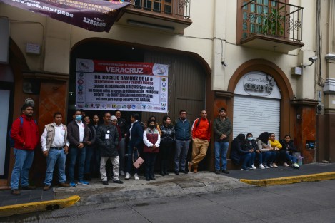 Profesores del Colegio de Estudios Científicos y Tecnológicos del Estado de Veracruz (Cecytev) desde las 8:00 de la mañana iniciaron el paro laboral. Exigen  la homologación salarial, promoción docente y recategorización administrativa.