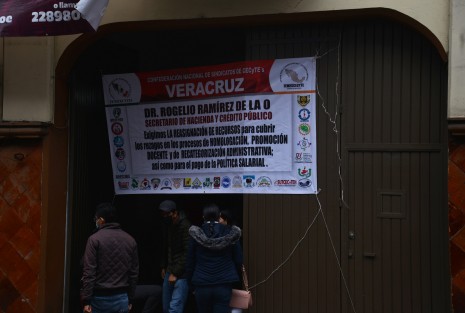 Profesores del Colegio de Estudios Científicos y Tecnológicos del Estado de Veracruz (Cecytev) desde las 8:00 de la mañana iniciaron el paro laboral. Exigen  la homologación salarial, promoción docente y recategorización administrativa.