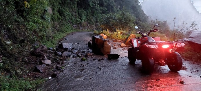 Se deslavó parte de un cerro en la carretera que comunica hacia el municipio de Chiconquiaco, en la zona central montañosa del estado de Veracruz, derivado de las intensas lluvias que se registraron desde la tarde de este martes 18 y durante la madrugada de este miércoles. 