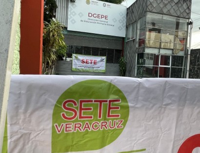  Los docentes del SETE tomaron desde temprano las oficinas de la Dirección General de Educación Primaria Estatal ubicadas sobre la avenida Lázaro Cárdenas.