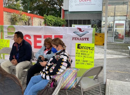  Los docentes del SETE tomaron desde temprano las oficinas de la Dirección General de Educación Primaria Estatal ubicadas sobre la avenida Lázaro Cárdenas.