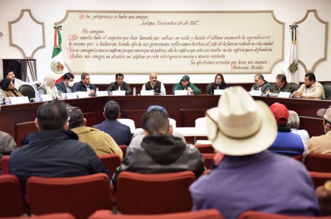Para que la región prospere, se necesita de todos, afirmó el presidente municipal Ricardo Ahued Bardahuil, al encabezar una reunión para dar seguimiento a los acuerdos pactados con habitantes y autoridades del Alto Pixquiac.

