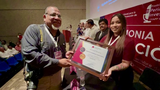 En evento celebrado en Coatzacoalcos, Ver. la CEAPP Veracruz entregó el Premio Periodismo de Investigación. Entre los galardoneados el fotógrafo Rigoberto Suárez, tercer lugar en categoría Fotografía, con la imagen Xiqueñada. 