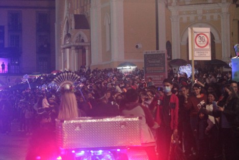 Miles de xalapeños participaron en el Paseo de Catrinas con el que oficialmente se da inicio a una serie de eventos con motivo de las fiestas de Días de Muertos. 