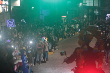 Miles de xalapeños participaron en el Paseo de Catrinas con el que oficialmente se da inicio a una serie de eventos con motivo de las fiestas de Días de Muertos. 