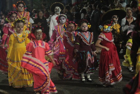 Miles de xalapeños participaron en el Paseo de Catrinas con el que oficialmente se da inicio a una serie de eventos con motivo de las fiestas de Días de Muertos. 