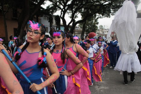 Bandas, grupos artísticos, asociaciones, comercios y servidores públicos participaron en el evento que duró cerca de tres horas de recorrido por calles de Xalapa. 
