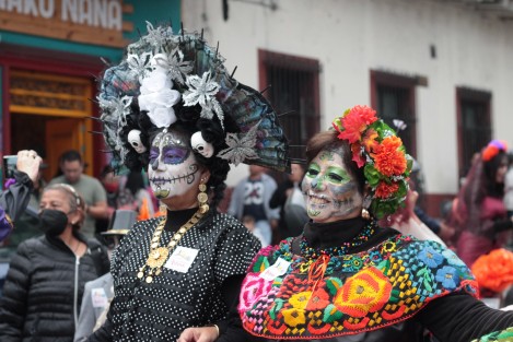 Bandas, grupos artísticos, asociaciones, comercios y servidores públicos participaron en el evento que duró cerca de tres horas de recorrido por calles de Xalapa. 